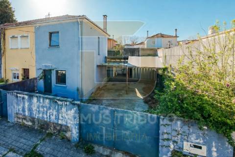 Moradia para remodelar, junto à Av. Fernão Magalhães, Porto