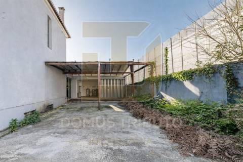 Moradia para remodelar, junto à Av. Fernão Magalhães, Porto