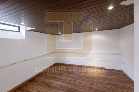 Moradia para remodelar, junto à Av. Fernão Magalhães, Porto