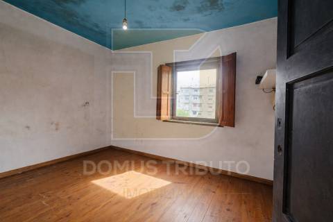 Moradia para remodelar, junto à Av. Fernão Magalhães, Porto
