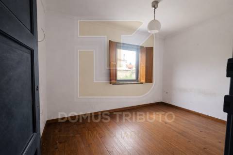 Moradia para remodelar, junto à Av. Fernão Magalhães, Porto
