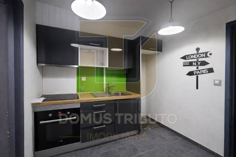 Moradia para remodelar, junto à Av. Fernão Magalhães, Porto