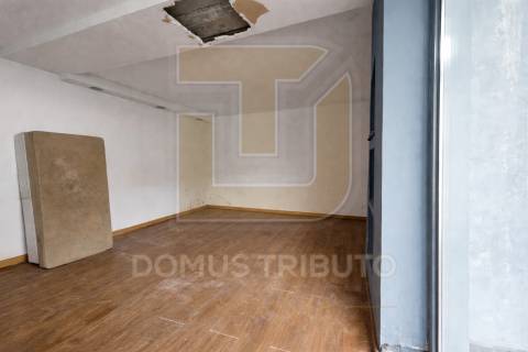 Moradia para remodelar, junto à Av. Fernão Magalhães, Porto