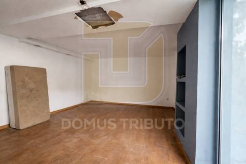 Moradia para remodelar, junto à Av. Fernão Magalhães, Porto