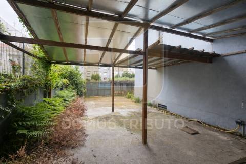 Moradia para remodelar, junto à Av. Fernão Magalhães, Porto