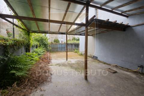 Moradia para remodelar, junto à Av. Fernão Magalhães, Porto