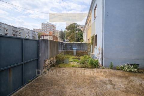 Moradia para remodelar, junto à Av. Fernão Magalhães, Porto