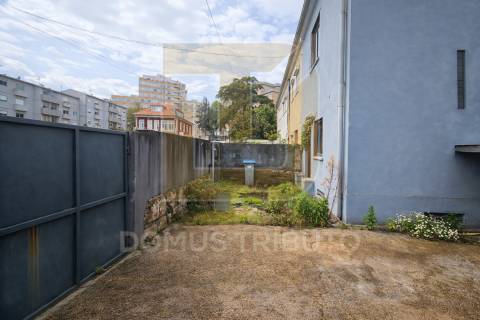 Moradia para remodelar, junto à Av. Fernão Magalhães, Porto