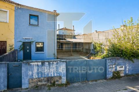 Moradia para remodelar, junto à Av. Fernão Magalhães, Porto
