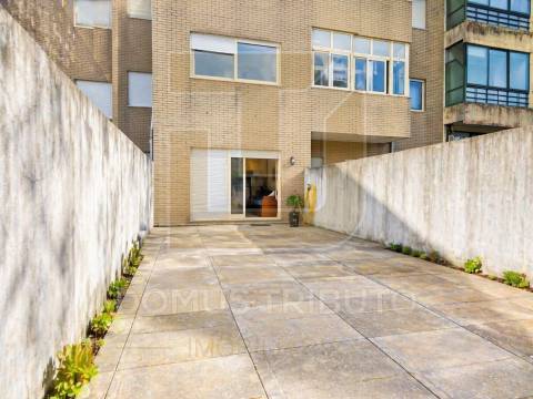 T1 Mobilado com Terraço de 70m² junto à Rotunda da Boavista