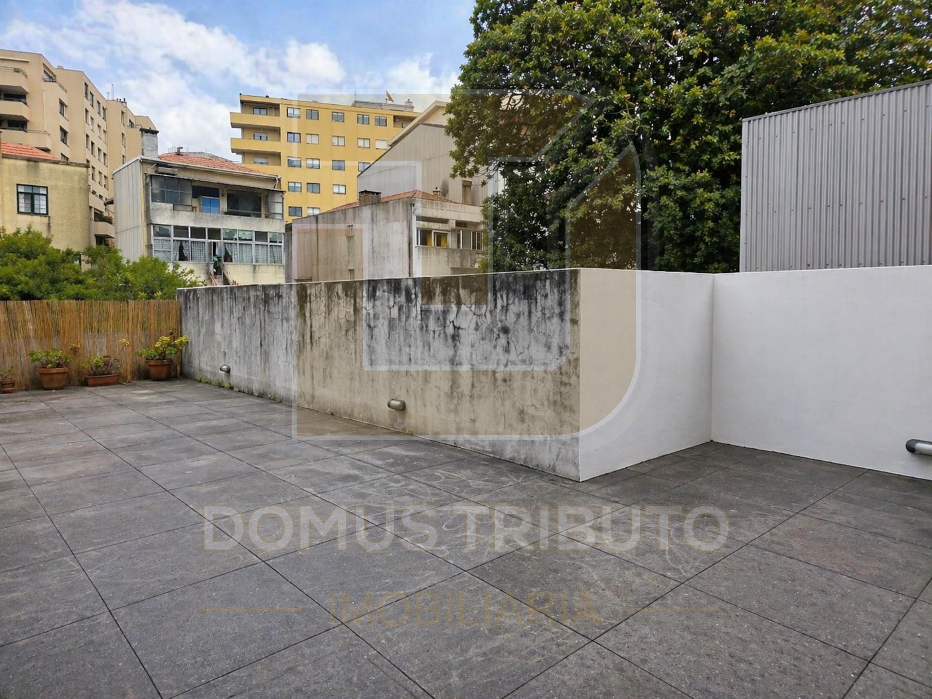 T1 Mobilado com Terraço de 70m² junto à Rotunda da Boavista