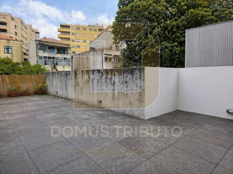 T1 Mobilado com Terraço de 70m² junto à Rotunda da Boavista