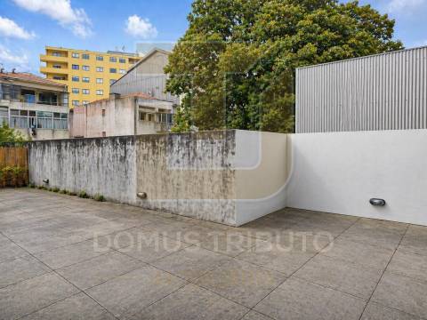 T1 Mobilado com Terraço de 70m² junto à Rotunda da Boavista