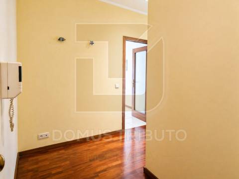 T1 Mobilado com Terraço de 70m² junto à Rotunda da Boavista