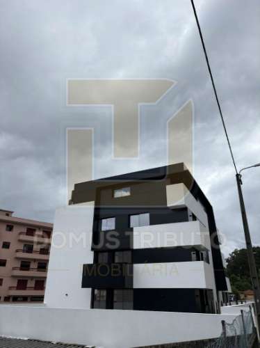 Apartamento T2 | 1.º Piso | 3 Frentes | Terraço com 152m², Lugar de garagem para 2 viaturas | Arrumo