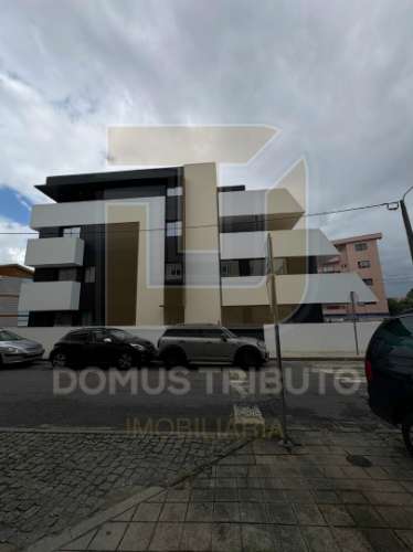 Apartamento T2 | 1.º Piso | 3 Frentes | Terraço com 152m², Lugar de garagem para 2 viaturas | Arrumo