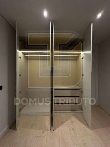 Apartamento T2 | 1.º Piso | 3 Frentes | Terraço com 152m², Lugar de garagem para 2 viaturas | Arrumo