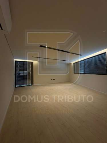 Apartamento T2 | 1.º Piso | 3 Frentes | Terraço com 152m², Lugar de garagem para 2 viaturas | Arrumo