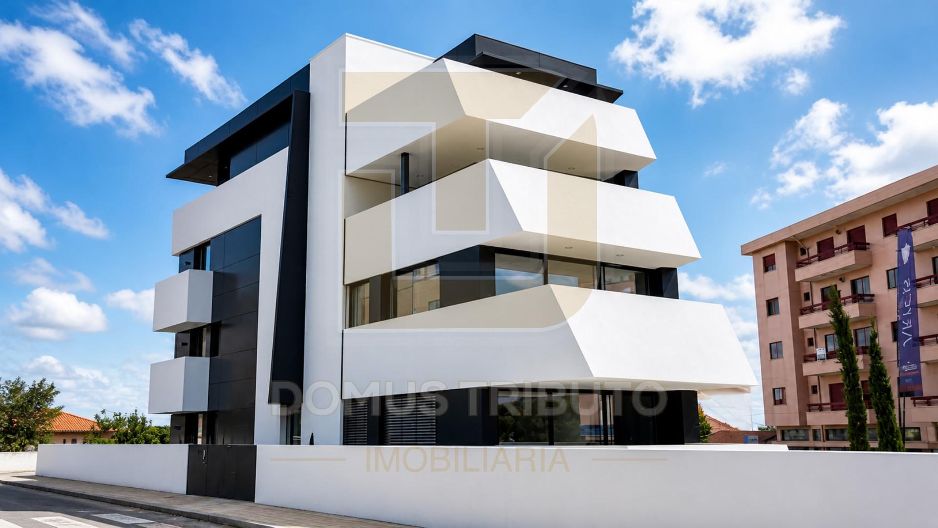 Apartamento T2 | 1.º Piso | 3 Frentes | Terraço com 152m², Lugar de garagem para 2 viaturas | Arrumo
