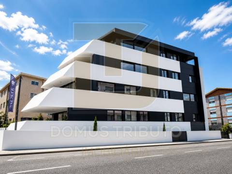 Apartamento T3 | 4.º Piso | 4 Frentes | Terraço e varandas com 48,16m² Garagem fechada (BOX) para 2
