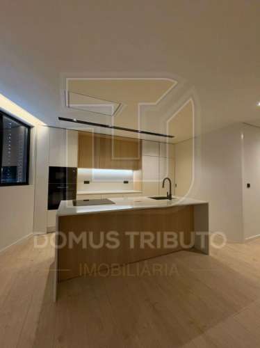 Apartamento T3 | 4.º Piso | 4 Frentes | Terraço e varandas com 48,16m² Garagem fechada (BOX) para 2
