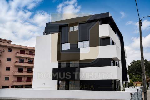 Apartamento T4 | 3.º Piso | 4 Frentes | Terraço e varanda com 48,40m² Garagem fechada (BOX) para 2 v