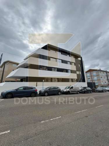 Apartamento T4 | 3.º Piso | 4 Frentes | Terraço e varanda com 48,40m² Garagem fechada (BOX) para 2 v