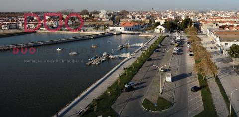 Prédio  para construção  no Montijo / Demolição de Armazém