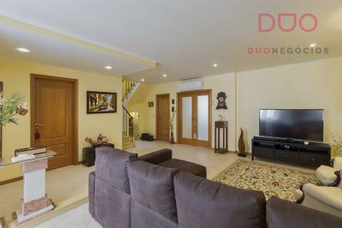 Moradia T4+1 à venda no Montijo