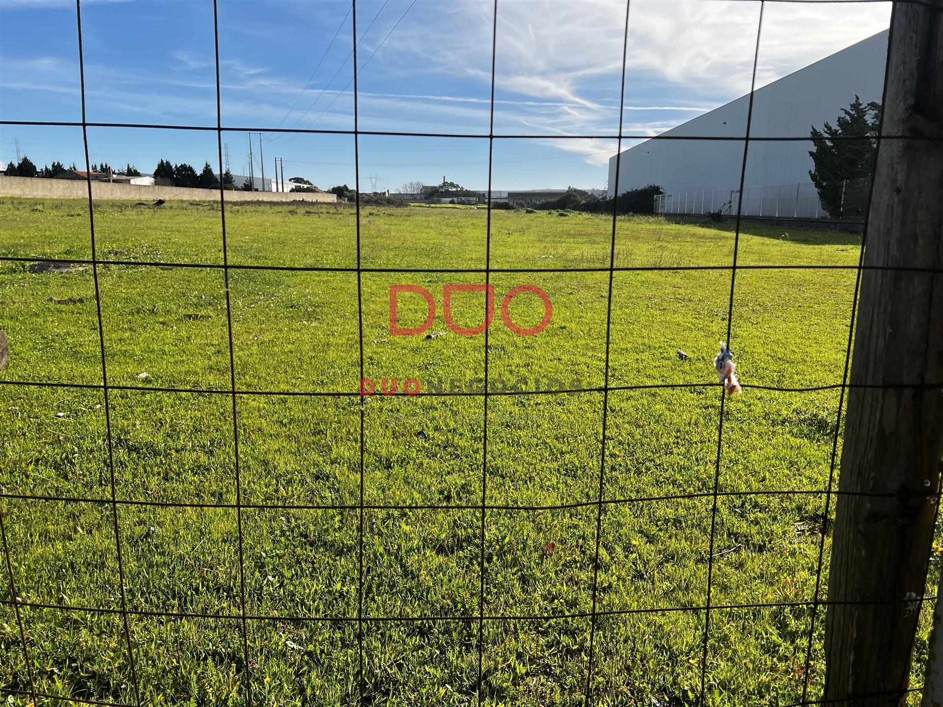 Terreno com 13 640 m2  à venda no Montijo em Área Industrial Existente