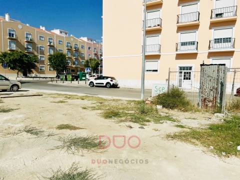 Terreno Construção de Prédio à Venda no Pinhal Novo