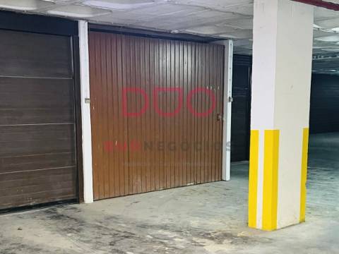 Oportunidade no Centro do Montijo: Garagem Privativa / Box