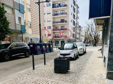 Oportunidade no Centro do Montijo: Garagem Privativa / Box