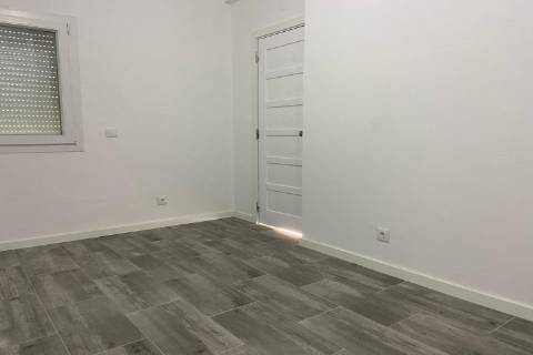 T2+T1+T1 c/ Garagem. Entregue totalmente renovado.