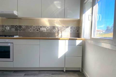 T2+T1+T1 c/ Garagem. Entregue totalmente renovado.