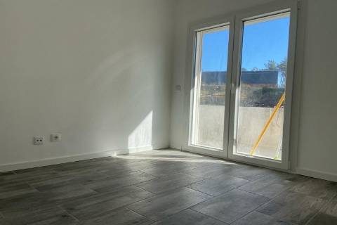 T2+T1+T1 c/ Garagem. Entregue totalmente renovado.