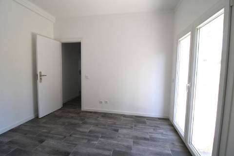 T2+T1+T1 c/ Garagem. Entregue totalmente renovado.