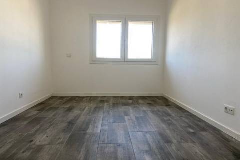 T2+T1+T1 c/ Garagem. Entregue totalmente renovado.