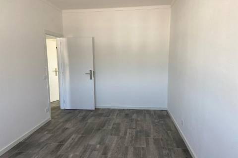 T2+T1+T1 c/ Garagem. Entregue totalmente renovado.