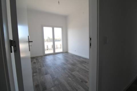 T2+T1+T1 c/ Garagem. Entregue totalmente renovado.