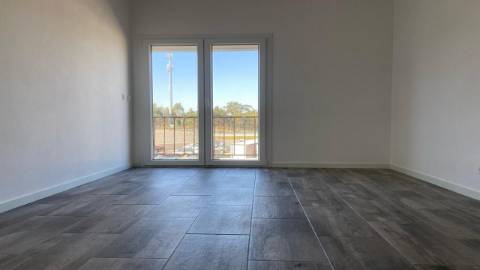 T2+T1+T1 c/ Garagem. Entregue totalmente renovado.