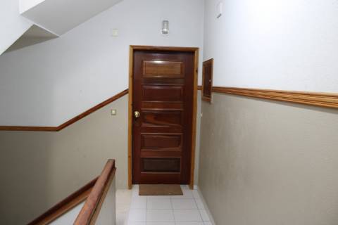 T2+T1+T1 c/ Garagem. Entregue totalmente renovado.