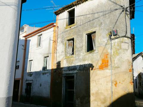 Prédio em Propriedade Total com 3 pisos, situado na Aldeia das lapas, Torres Novas.