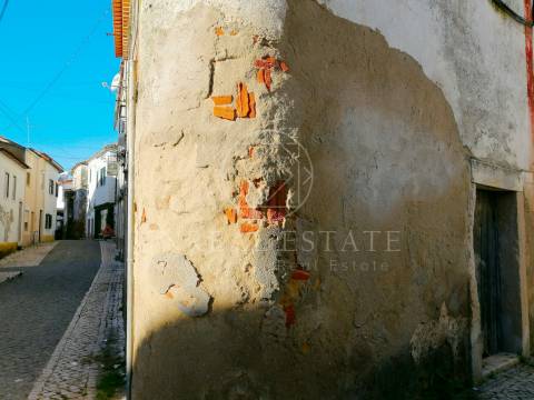 Prédio em Propriedade Total com 3 pisos, situado na Aldeia das lapas, Torres Novas.