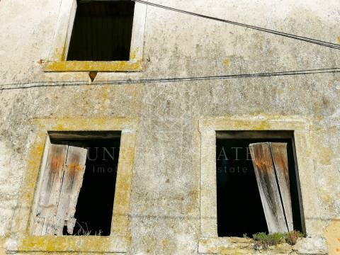 Prédio em Propriedade Total com 3 pisos, situado na Aldeia das lapas, Torres Novas.