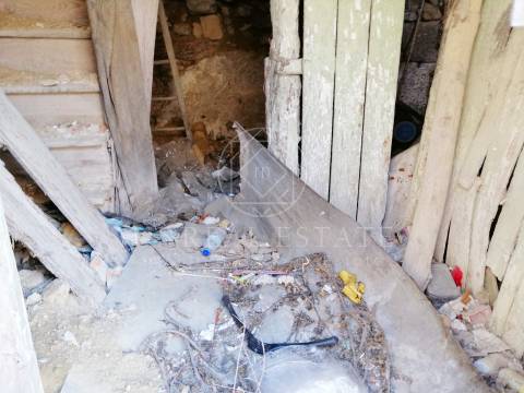 Prédio em Propriedade Total com 3 pisos, situado na Aldeia das lapas, Torres Novas.