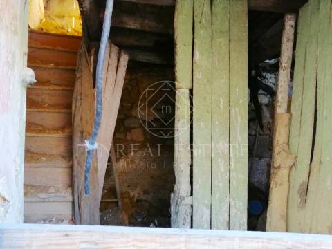 Prédio em Propriedade Total com 3 pisos, situado na Aldeia das lapas, Torres Novas.