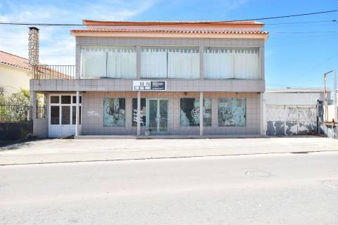 Lote de Terreno Urbano de 490m2, com um prédio de 2 pisos, localizado em Redondos, Fernão Ferro.