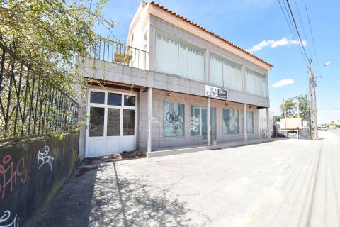 Lote de Terreno Urbano de 490m2, com um prédio de 2 pisos, localizado em Redondos, Fernão Ferro.