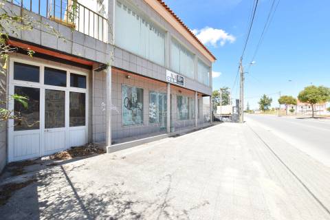 Lote de Terreno Urbano de 490m2, com um prédio de 2 pisos, localizado em Redondos, Fernão Ferro.